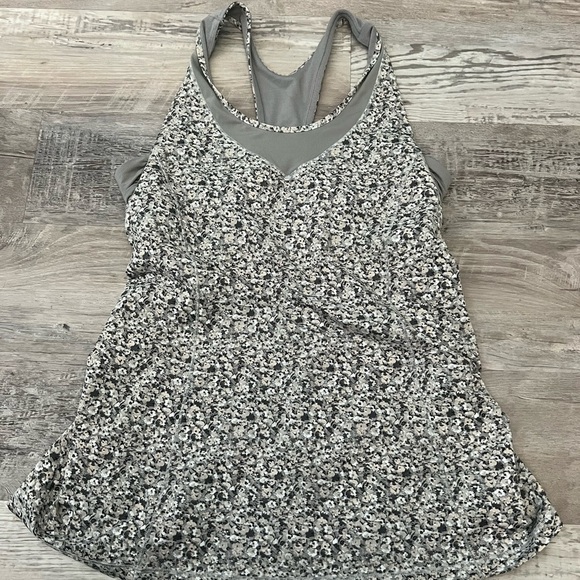 lululemon athletica Tops - EUC Lululemon Gray Floral Turbo Tank Top Size 10